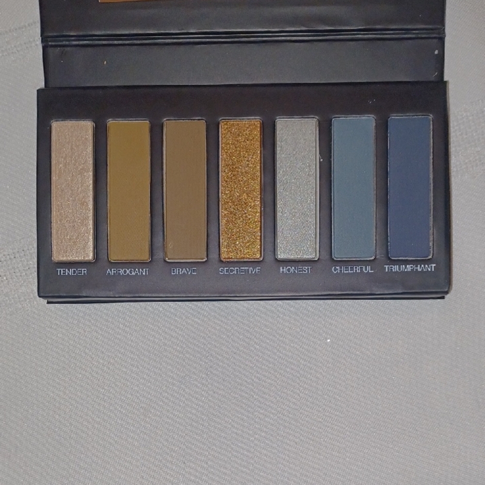 Younique Moodstruck Addiction Eyeshadow Shadow Palette 4 - Picture 2 of 2